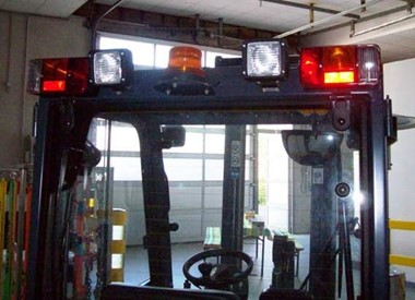 Lichtanlage hinten nach StVZO am Fahrerschutzdach eines Staplers