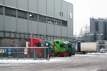 Betriebsgelände – aber offen ist das öffentlicher Verkehrsraum, wenn jeder das Gelände betreten kann und dies auch tatsächlich so geschieht, z. B. zum Überqueren des Betriebsgeländes zu einem anderen Grundstück.