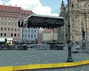 Absperrung eines Platzes zum Aufbau für ein Open-Air-Konzert – ohne Lücke in der Absperrung und für alle Passanten sichtbar: Hier habe ich nichts zu suchen!