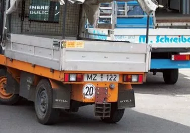 Plattformwagen mit amtlichen Kennzeichen versehen – obwohl bauartbedingt auf 20 km/h begrenzt
